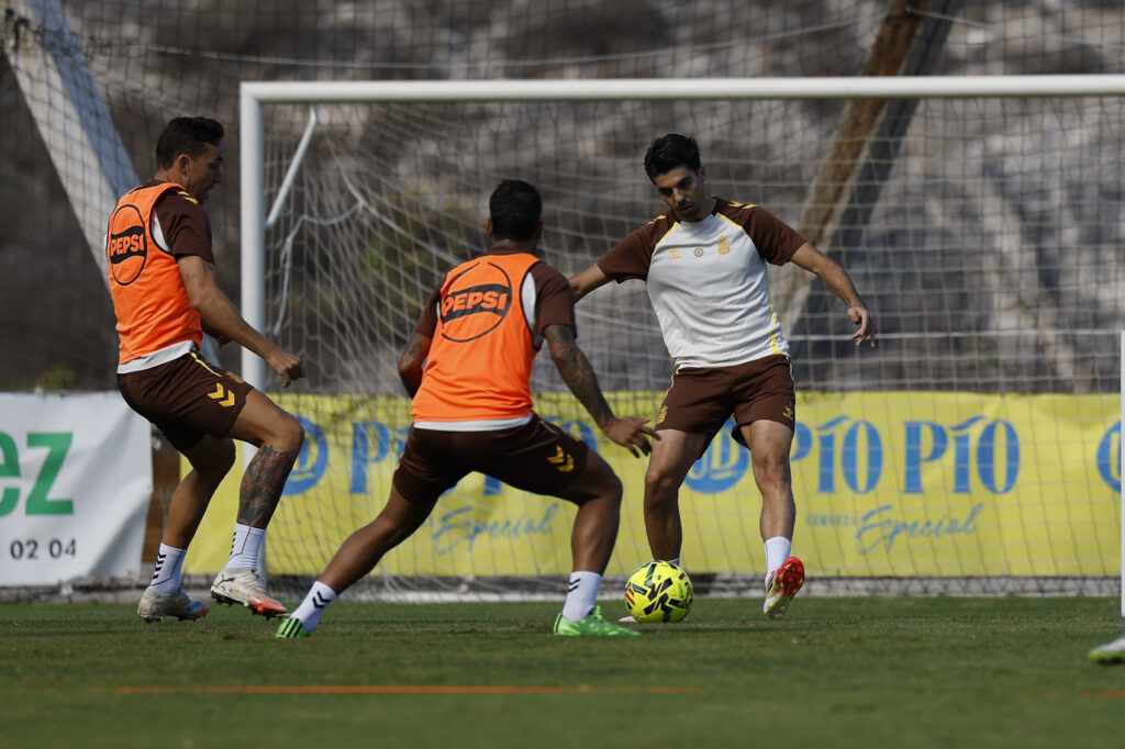 El conjunto grancanario volvió este lunes a los entrenamientos en la Ciudad Deportiva de Barranco Seco. El técnico amarillo tendrá las bajas seguras de Ale García, Marvin Park y Jeremía Recoba. Vuelta al trabajo en la Unión Deportiva Las Palmas. Tras el día libre, el conjunto grancanario se ejercitó este lunes en la Ciudad Deportiva