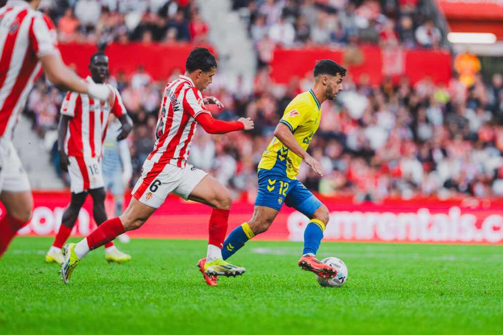 El mediocentro francés disputó este domingo en El Molinón su partido 150 con la Unión Deportiva Las Palmas. Consiguió el ascenso en 2023, ha marcado un total de seis goles y ha lucido el brazalete de capitán en siete partidos oficiales. Enzo Loiodice es de esos jóvenes veteranos que tiene actualmente la Unión Deportiva Las