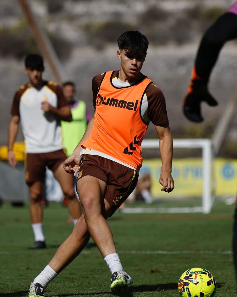 Con la baja de Enzo Loiodice, que sufrió su tercera expulsión de amarillo, Luis García tendrá que decidir entre Kirian Rodríguez o Iñaki González para acompañar a Lorenzo Amatucci en el partido de este viernes contra el Valladolid. Bajas importantes las que tiene la Unión Deportiva Las Palmas en el centro del campo para el
