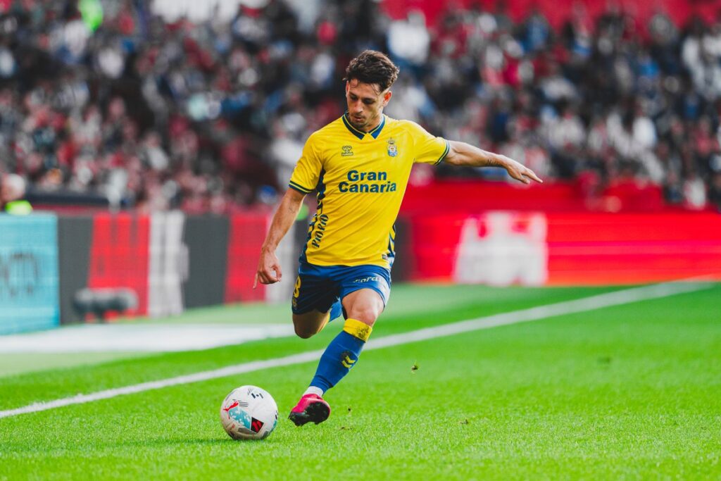 Iván Gil Sporting | udlaspalmas.NET El mediocentro de Viladecans acaba contrato el próximo 30 de junio de 2027 y tiene equipos interesados en sus servicios de cara a esta temporada 2026-2027. Iván Gil no ha terminado de lucir en la Unión Deportiva Las Palmas. Tras llegar en el verano de 2024, el mediocentro de Viladecans empezó en el ostracismo durante