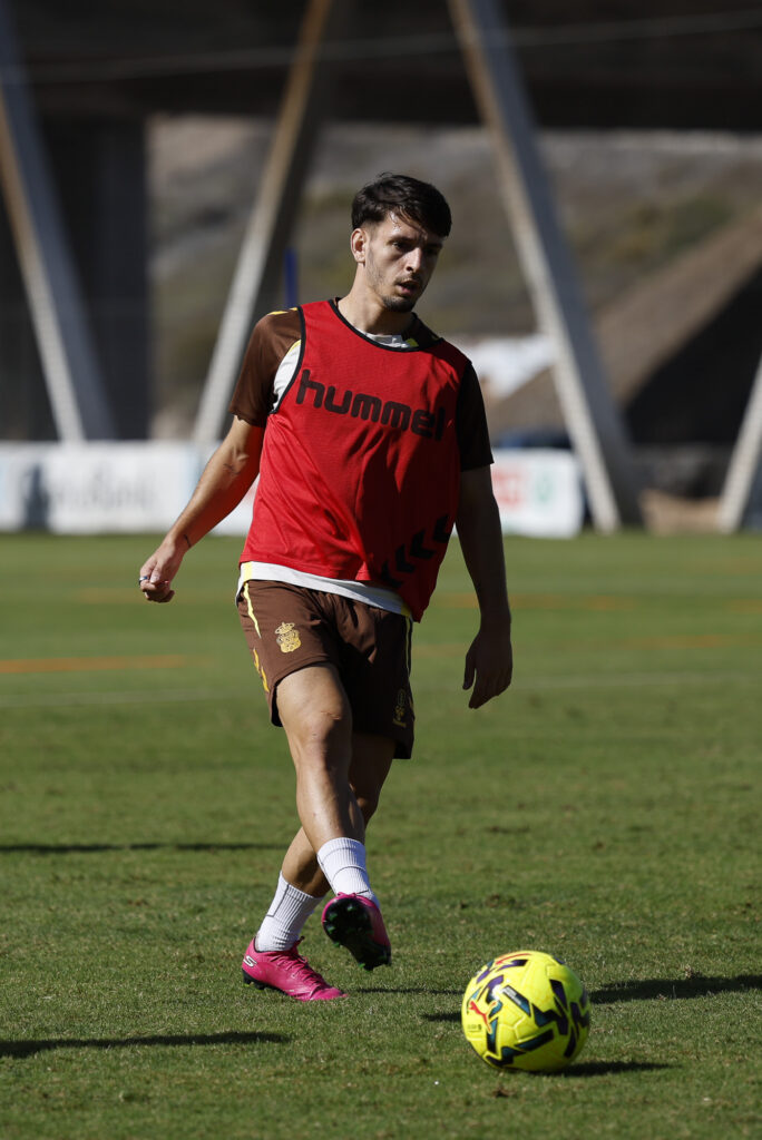 Iván Gil entrenamiento | udlaspalmas.NET Con la ausencia del '22' de la Unión Deportiva Las Palmas, el máximo goleador del equipo, Luis García tiene varias opciones para jugar en banda. Pejiño apunta a la titularidad y el técnico amarillo tendrá que elegir a otro jugador para la banda. Con la lesión de Ale García, que estará varias semanas de baja,