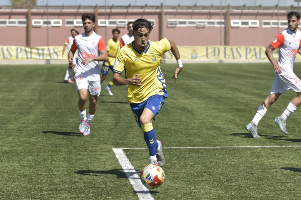 Iván Medina Moscardó1 | udlaspalmas.NET El filial de la Unión Deportiva Las Palmas realizó un partido súper completo para volver a conseguir los tres puntos y sumar diez de los últimos doce puntos posibles y dejando la portería a cero por cuarta jornada consecutiva, dando un paso más hacia la permanencia. Carlos Navarro, Iván Medina y Jerobe Cáceres marcaron los