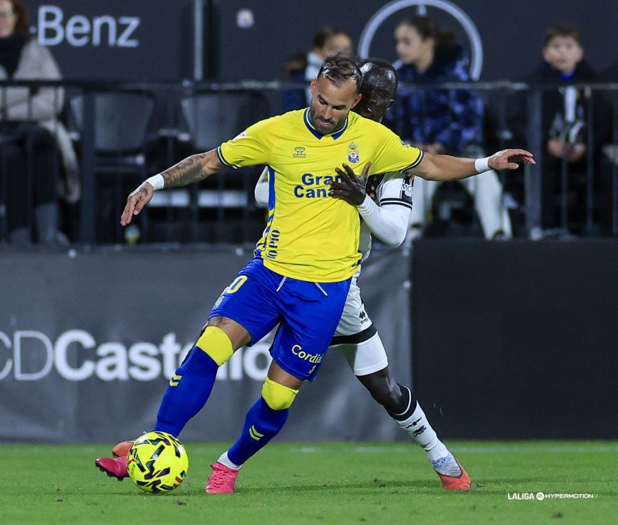 Jesé Rodríguez Castellón0 | udlaspalmas.NET Con la derrota contra el Castellón, la Unión Deportiva Las Palmas se queda 'rezagada' y se sitúa a tres puntos del Deportivo y Racing de Santander, que sí consiguieron ganar este fin de semana. El primer tropiezo de la temporada lejos del Estadio de Gran Canaria supone un paso atrás clasificatorio para la Unión Deportiva