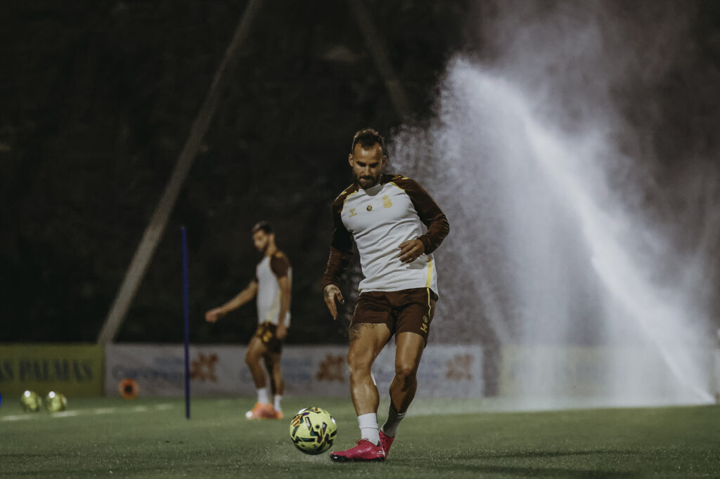 Jesé Rodríguez entrenamiento | udlaspalmas.NET El conjunto grancanario volvió este martes a los entrenamientos en sesión vespertina y ya piensa en el Castellón, rival al cual rendirán visita este domingo en Castalia. La Unión Deportiva Las Palmas ya trabaja pensando en el Castellón. Tras los tres días libres, el conjunto grancanario dirigido por Luis García comenzó en la tarde de