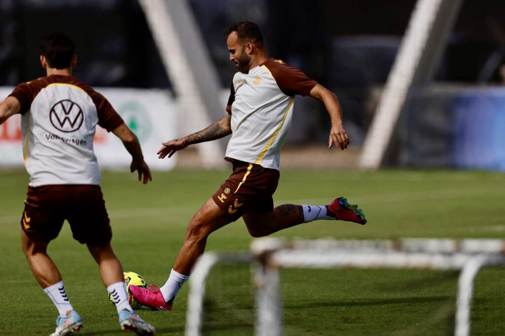 El conjunto grancanario volvió este miércoles a los entrenamientos en la Ciudad Deportiva de Barranco Seco. Jesé Rodríguez y Sandro Ramírez siguen dando pasos dentro del grupo. La Unión Deportiva Las Palmas ya piensa en el Racing de Santander. El conjunto grancanario volvió este miércoles a los entrenamientos en la Ciudad Deportiva de Barranco Seco