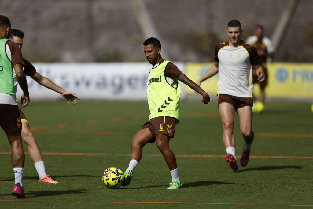 Jonathan Viera entrenamiento1 | udlaspalmas.NET El técnico de la Unión Deportiva Las Palmas, a falta aún de dos entrenamientos, habló sobre la enfermería y asegura recuperar a Marvin Park, Jesé Rodríguez e Iñaki González. Buena semana para la enfermería de la Unión Deportiva Las Palmas. Además de Jonathan Viera, que como se esperaba aún tendrá que esperar, Luis García ha