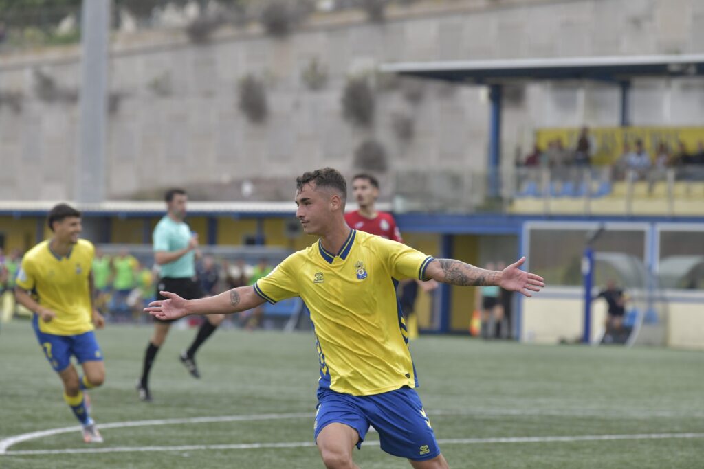 Kirian Ramírez Getafe B | udlaspalmas.NET Las Palmas Atlético culminó una espectacular remontada ante el líder de la Segunda Federación en un partido donde fue de menos a más para acabar con un Getafe B que se desgastó ante un fútbol efectivo del filial amarillo. Sergio Rivarés, Kirian Ramírez e Iván Medina, autores de los goles. Las Palmas Atlético, que acabó