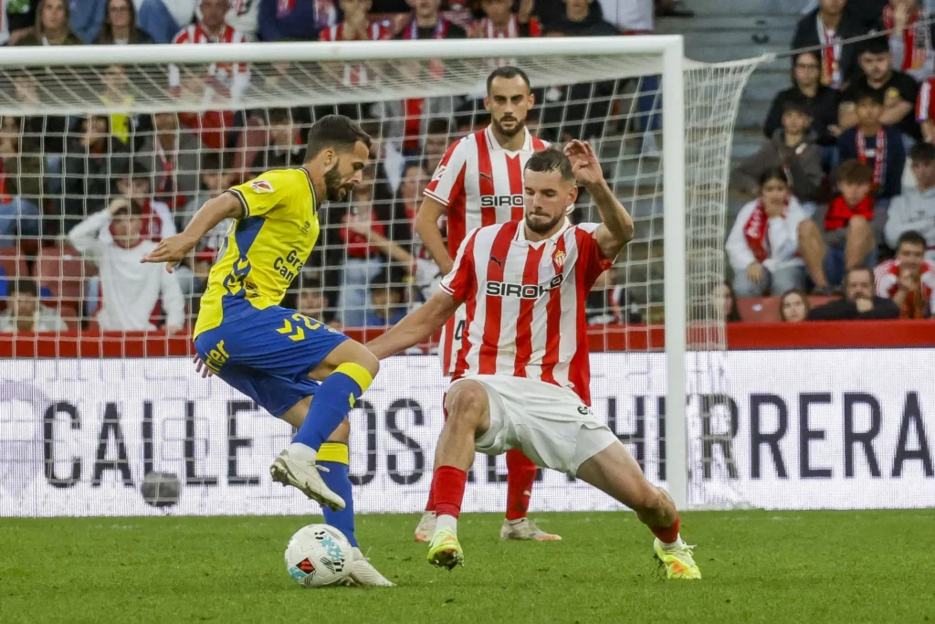 Kirian Rodríguez Sporting0 | udlaspalmas.NET Cuando no puedes ganar, evidentemente es mucho mejor no perder, pero la Unión Deportiva dio la sensación en El Molinón de haber desaprovechado una magnífica ocasión para ganar al Sporting más débil de las últimas semanas. Miloš Luković tuvo las dos mejores ocasiones, en una de ellas, disparó al palo. Quinta jornada consecutiva puntuando. Tres