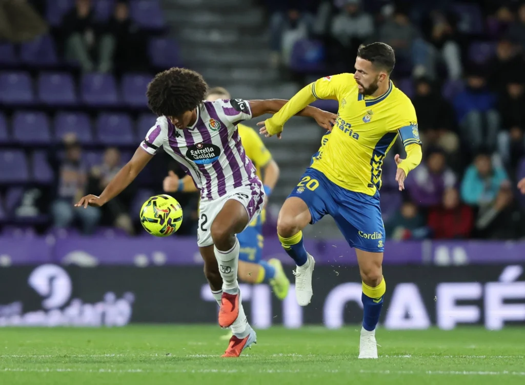 El mediocentro de Candelaria no jugaba un partido oficial desde el 14 de noviembre contra el Real Valladolid. Unas molestias físicas y una lesión en el abductor le han dejado sin minutos en los últimos partidos. Kirian Rodríguez está de vuelta tras dos meses sin minutos. El de Candelaria volvió a tener minutos el pasado