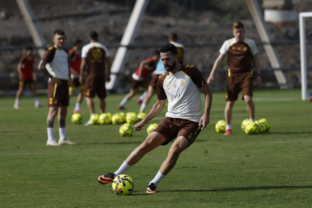 El partido de este lunes medirá en el Estadio de Gran Canaria al equipo con más posesión y al equipo con menos posesión de la categoría de plata del fútbol español. Saber qué hacer con el balón. Ese es el gran trabajo que tiene Luis García durante la semana de cara al partido de este