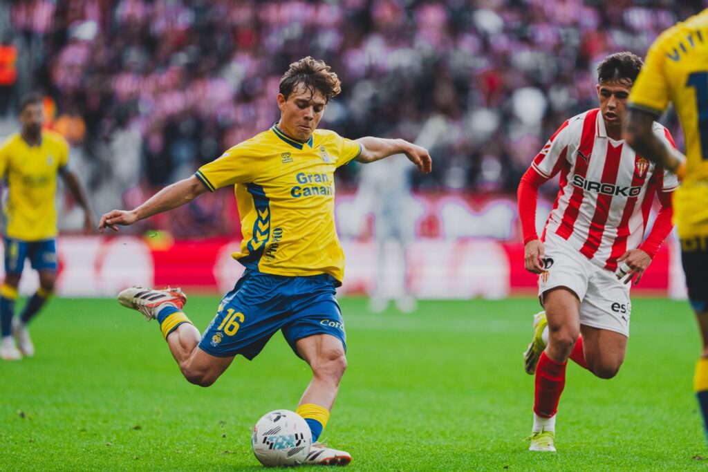 El mediocentro italiano de la Unión Deportiva Las Palmas está nominado a mejor jugador del mes de noviembre, un mes donde ha liderado el buen momento del representativo. Lejos de los focos mediáticos que dan los goles o las asistencias, la Unión Deportiva Las Palmas tiene una perla que sigue brillando con luz propia en