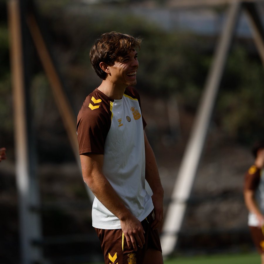 Lorenzo Amatucci entrenamiento0 | udlaspalmas.NET El mediocentro italiano de la Unión Deportiva Las Palmas es actualmente el jugador que más faltas recibe de la categoría de plata del fútbol español con una media de casi cuatro faltas por partido. El timón de la Unión Deportiva Las Palmas es un jugador que por poco supera el metro setenta de estatura, con