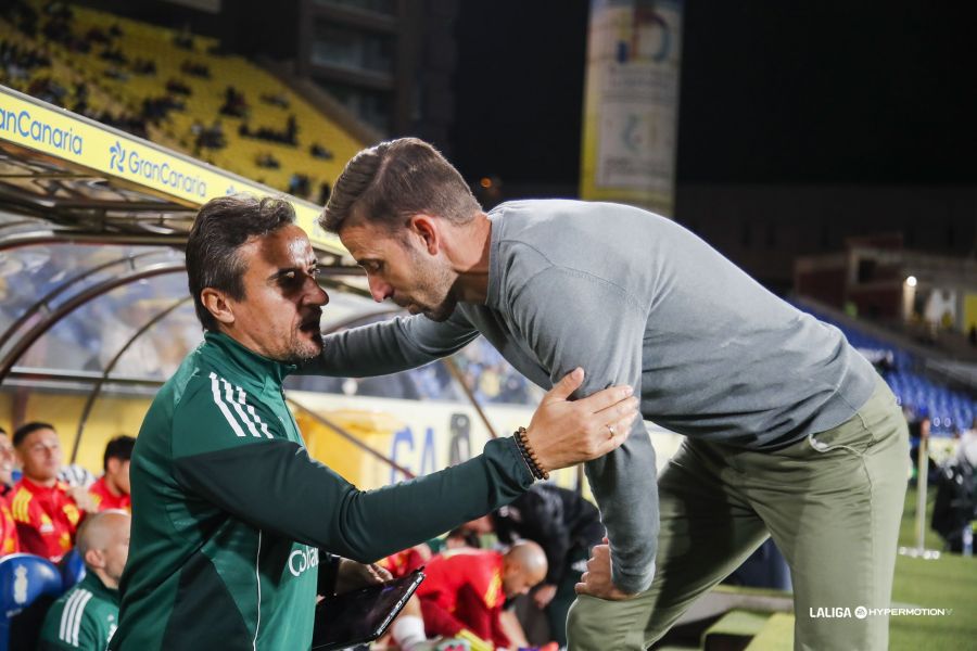 Luis García Albacete | udlaspalmas.NET El entrenador asturiano se mostró inconformista por el partido realizado por los suyos ante el Albacete, donde el equipo grancanario fue de más a menos y acabó sufriendo contra el equipo manchego. Victoria y una vez más, la Unión Deportiva comienza la jornada durmiendo líder: "Contentos porque no podemos estar de otra forma, sobre todo