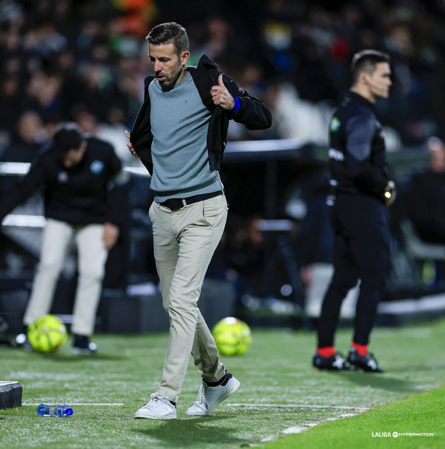 Luis García Castellón3 | udlaspalmas.NET El técnico de la Unión Deportiva Las Palmas incidió en la mala toma de decisiones en los metros finales para justificar la primera derrota de la temporada lejos del Estadio de Gran Canaria. A punto de alcanzar diciembre, la Unión Deportiva Las Palmas ha perdido por primera vez lejos del Estadio de Gran Canaria. "Hay