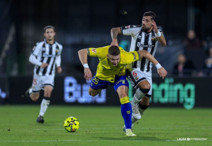 CRÓNICA | La Unión Deportiva da un paso atrás en Castellón (1-0)