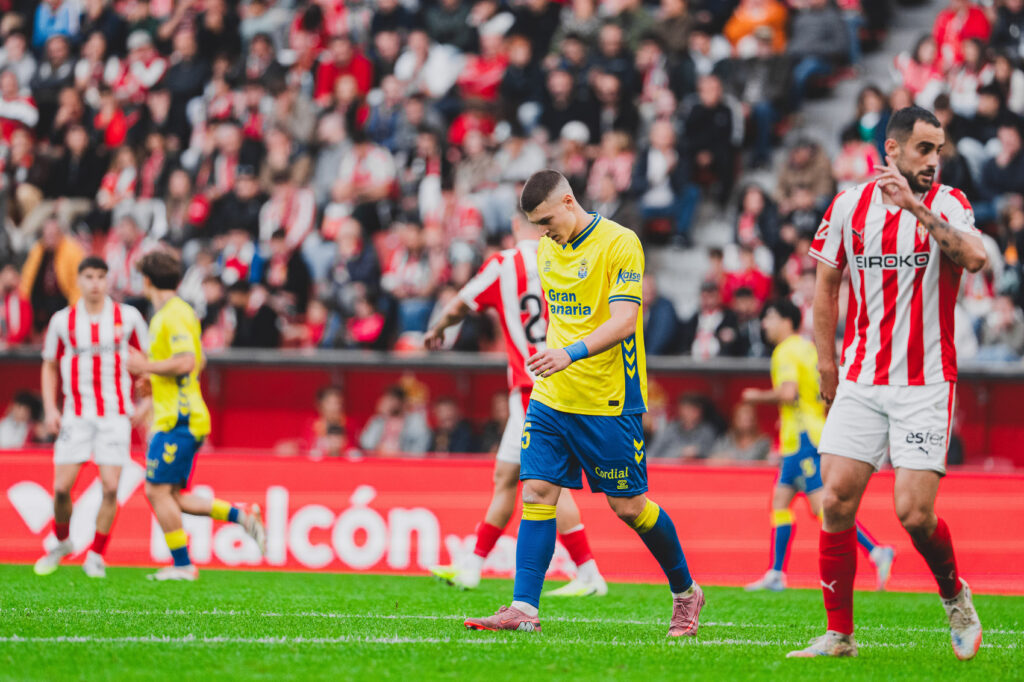 Lukovic Sporting0 | udlaspalmas.NET El delantero serbio de la Unión Deportiva Las Palmas vio este domingo su cuarta tarjeta amarilla de la temporada y por lo tanto está apercibido de sanción de cara a los próximos duelos. Miloš Luković viene de perderse dos duelos con la Unión Deportiva Las Palmas al ser sancionado con dos partidos por un supuesto