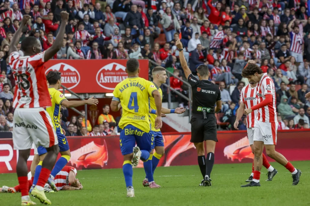 Lukovic roja Sporting0 | udlaspalmas.NET El Comité de Competición de la Real Federación Española de Fútbol le retira la tarjeta amarilla a Miloš Luković y por lo tanto el serbio ya no está apercibido de sanción. Ver para creer. El Comité de Competición le ha dado la razón a la Unión Deportiva Las Palmas. Algo inaudito en las últimas temporadas,