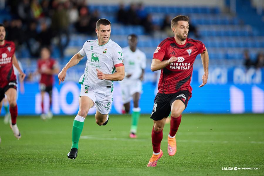 El equipo de José Alberto tiene dos bajas importantes en forma de sanción para el partido de este domingo contra la Unión Deportiva Las Palmas en el Estadio de Gran Canaria. El Racing de Santander, líder actual de LaLiga Hypermotion, visita este domingo a partir de las 13:00 horas el Estadio de Gran Canaria para