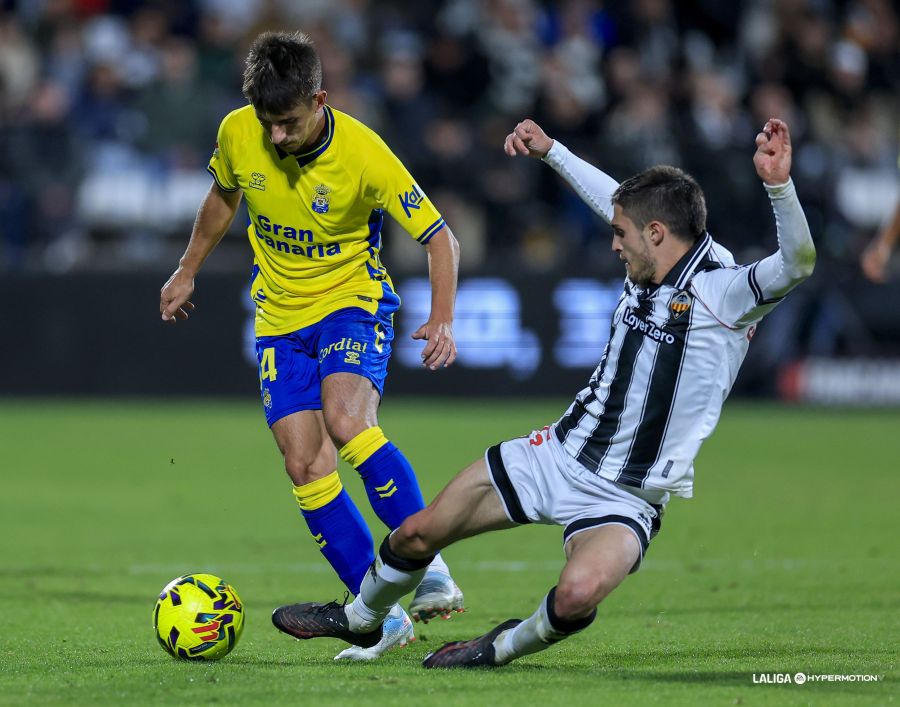 Manu Fuster Castellón | udlaspalmas.NET El conjunto grancanario sufrió su primera derrota de la temporada lejos del Estadio de Gran Canaria en uno de sus peores partidos de la temporada. Sin brillantez ofensiva, el representativo aspiraba al empate, pero el Castellón ajustició el mal partido de los amarillos. Dinko Horkaš salvó al conjunto grancanario en la primera parte. Un único