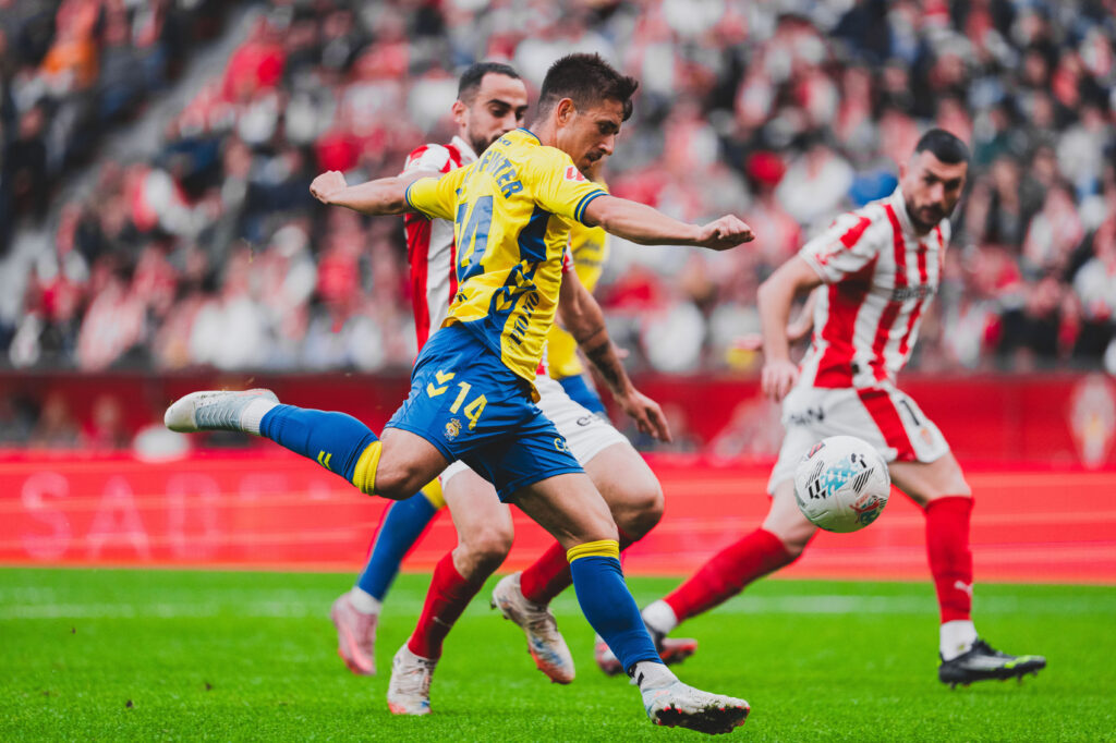 Manu Fuster Sporting0 | udlaspalmas.NET Cuando no puedes ganar, evidentemente es mucho mejor no perder, pero la Unión Deportiva dio la sensación en El Molinón de haber desaprovechado una magnífica ocasión para ganar al Sporting más débil de las últimas semanas. Miloš Luković tuvo las dos mejores ocasiones, en una de ellas, disparó al palo. Quinta jornada consecutiva puntuando. Tres