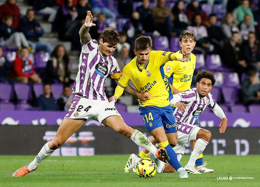 Ambos jugadores son los únicos de la Unión Deportiva Las Palmas que han completado los 1.260 minutos que llevamos de competición. Ale García, ahora lesionado, y Lorenzo Amatucci también superan los mil minutos. Completado el primer tercio de LaLiga Hypermotion, es momento de repasar estadísticamente y por encima lo que es la nueva Unión Deportiva