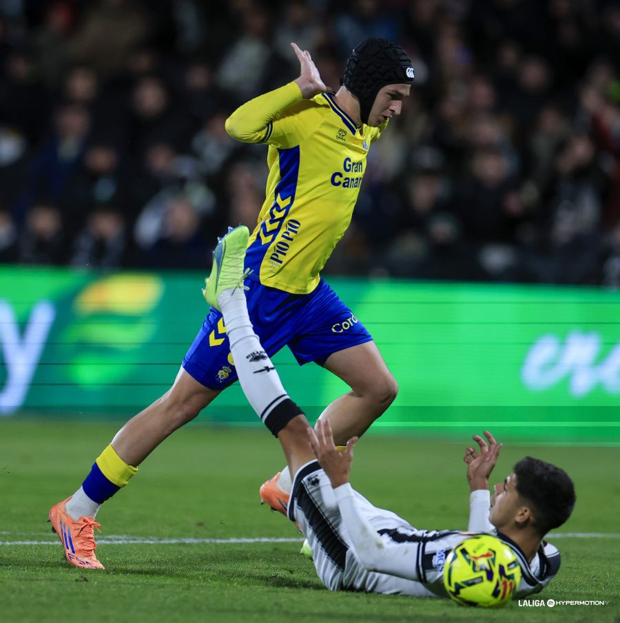 En el partido de este domingo contra el Castellón fueron amonestados Enrique Clemente y Mika Mármol, que pasan a estar apercibidos de sanción. Alerta amarilla en la Unión Deportiva Las Palmas y más concretamente en el flanco izquierdo de la defensa del representativo. Este domingo, contra el Castellón, fueron amonestados tanto Enrique Clemente como Mika