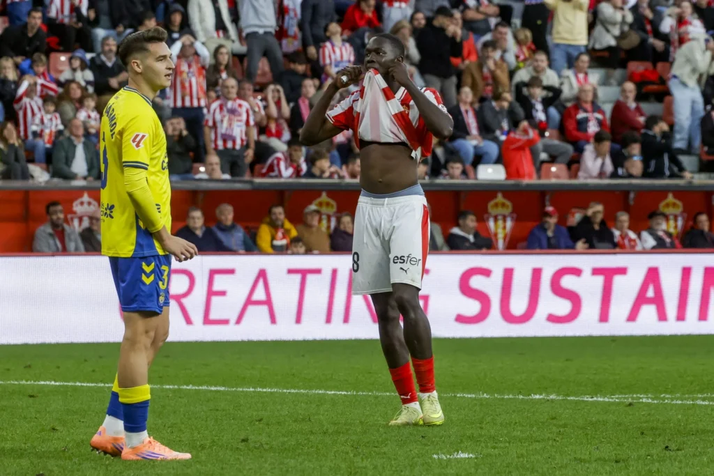 Mika Mármol Sporting | udlaspalmas.NET El central de Terrassa volvió a los terrenos de juego contra el Sporting de Gijón y ahora debe ganarse un hueco en el centro de una defensa que es la que menos goles ha encajado en LaLiga Hypermotion. Importante tesitura para Luis García en las próximas semanas. Ningún equipo de LaLiga Hypermotion puede prescindir de