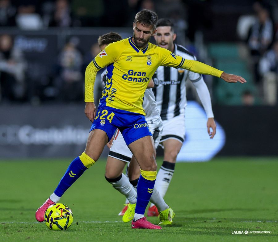 Pejiño Castellón1 | udlaspalmas.NET El conjunto grancanario sufrió su primera derrota de la temporada lejos del Estadio de Gran Canaria en uno de sus peores partidos de la temporada. Sin brillantez ofensiva, el representativo aspiraba al empate, pero el Castellón ajustició el mal partido de los amarillos. Dinko Horkaš salvó al conjunto grancanario en la primera parte. Un único