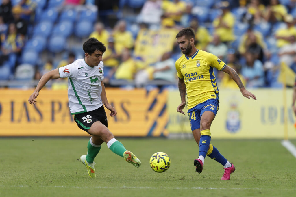 El entrenador de la Unión Deportiva Las Palmas habló sin tapujos sobre Pejiño, reconociendo ser un jugador con una personalidad diferente a lo que habitualmente uno se encuentra en la élite del fútbol. Intentar tratar a todos por igual es una de las grandes injusticias que puede haber en un vestuario. En un vestuario, donde
