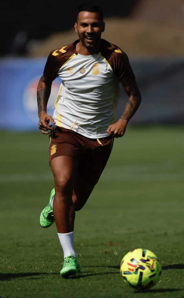 El capitán de la Unión Deportiva Las Palmas ha empezado a incorporarse con el grupo en el entrenamiento de este miércoles y poco a poco irá cogiendo la forma para volver a la competición. Jonathan Viera está de vuelta. Buenas noticias para la enfermería de la Unión Deportiva Las Palmas, que no volverá a estar