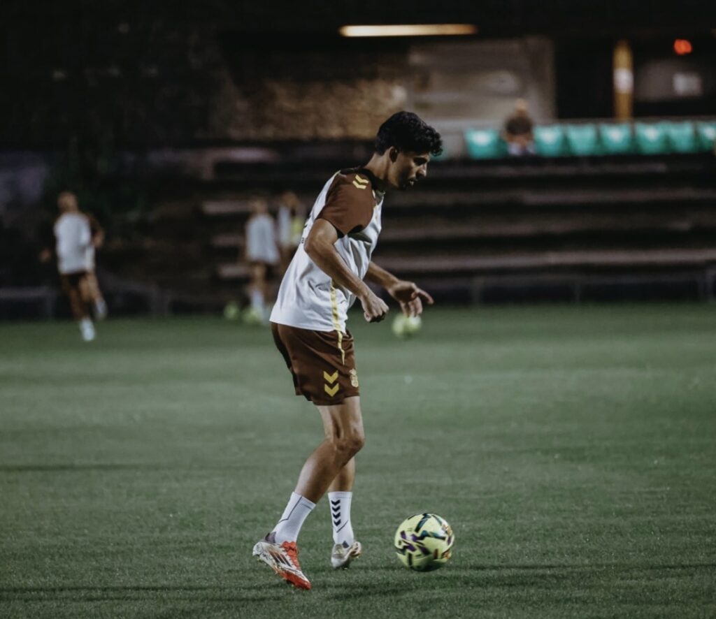 Enrique Clemente, entrenamiento | udlaspalmas.NET El lateral izquierdo de la Unión Deportiva Las Palmas abandonó lesionado el partido del pasado viernes contra el Albacete pero este martes se ejercitó con normalidad en la Ciudad Deportiva de Barranco Seco. Buenas noticias para la Unión Deportiva Las Palmas. Enrique Clemente había encendido las alarmas dentro del cuerpo técnico del conjunto grancanario tras