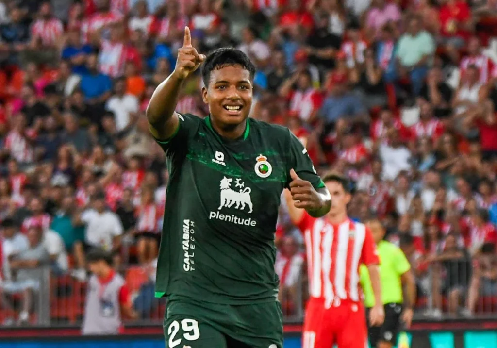 Este domingo, en el Estadio de Gran Canaria, se verán las caras la Unión Deportiva Las Palmas y el Racing de Santander, dos equipos con estadísticas muy marcadas y opuestas aunque con un estilo similar. Alguna de las estadísticas en la previa del partido de este domingo entre la Unión Deportiva Las Palmas y el