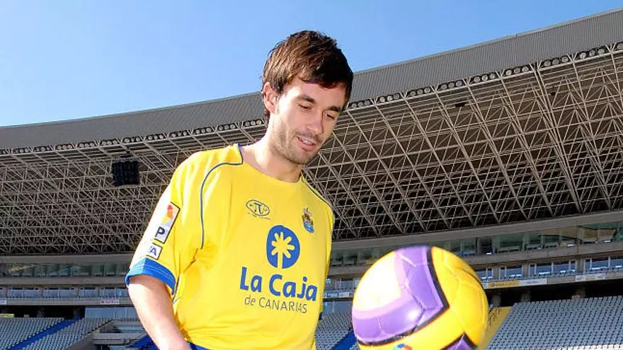 d80f7c7b-5a6f-4dd6-b177-84202d7585f9_16-9-aspect-ratio_default_0 | udlaspalmas.NET En el mercado de verano de la temporada 2007-2008, dos jugadores cedidos por el Racing de Santander - por aquel entonces en Primera División - acabaron con los errores defensivos y apuntalaron la defensa para una segunda vuelta histórica. Corría finales de diciembre de 2007 cuando terminaba el año y la Unión Deportiva Las Palmas