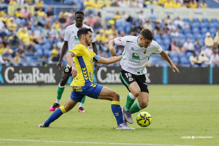 El presidente de la Unión Deportiva Las Palmas analizó la primera vuelta del conjunto grancanario y destacó la importancia de encajar pocos goles. Finalizada la primera vuelta como colíder de Segunda División, Miguel Ángel Ramírez explicó este martes en Radio Marca Gran Canaria que "estamos muy contentos y satisfechos de como van las cosas. Cuando