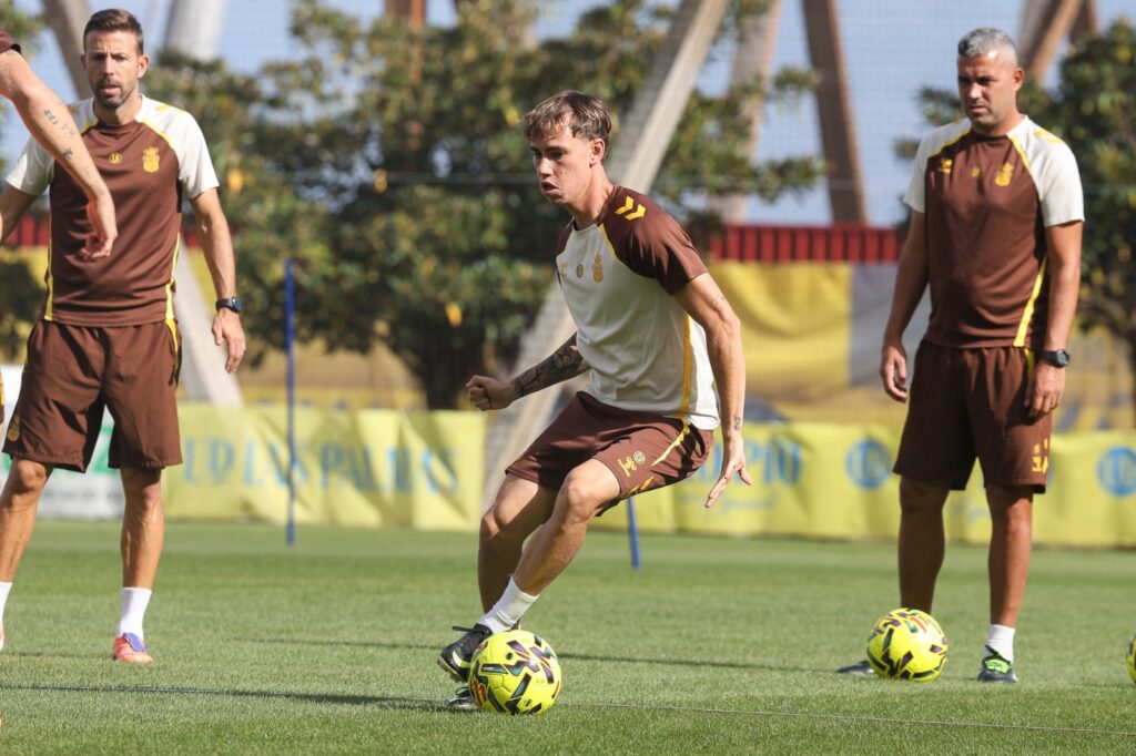 El presidente de la Unión Deportiva Las Palmas ha desvelado que el delantero catalán, que acaba contrato este 30 de junio, ha pedido salir del conjunto grancanario. Miguel Ángel Ramírez también valora la cesión de Adam Arvelo. Marc Cardona ha pedido salir de la Unión Deportiva Las Palmas. Ante la falta de reiterada de minutos,