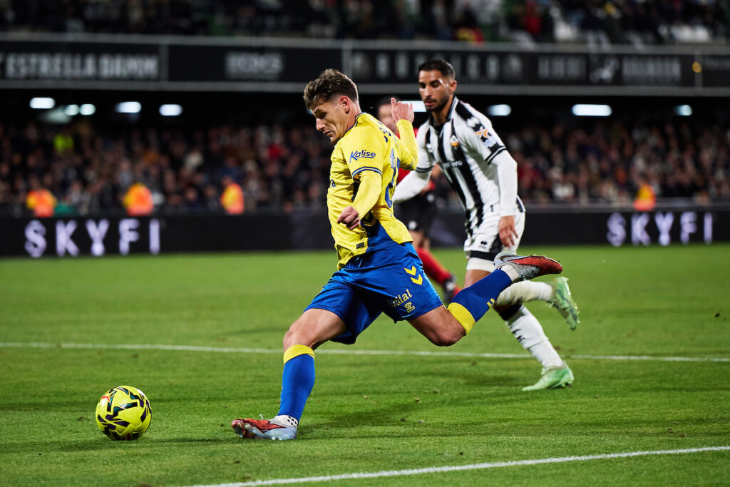 El lateral izquierdo malagueño será probablemente quien ocupe la baja de Enrique Clemente, ausente contra el Deportivo por sanción. Luis García también podría recurrir a Mika Mármol y dar entrada a Álex Suárez. Tras dos partidos consecutivos repitiendo la misma alineación y sin grandes sobresaltos inesperados en la enfermería de la Unión Deportiva Las Palmas,