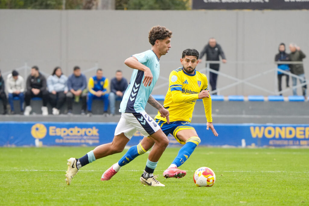 Las Palmas Atlético no pudo puntuar en su visita al Orihuela en Alicante a pesar de los dos goles de Elías Romero. Vea las mejores fotos de Cris Ripoll para udlaspalmas.NET.