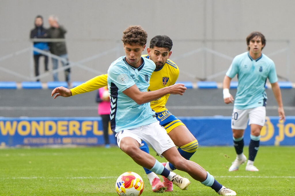 Las Palmas Atlético no pudo puntuar en su visita al Orihuela en Alicante a pesar de los dos goles de Elías Romero. Vea las mejores fotos de Cris Ripoll para udlaspalmas.NET.