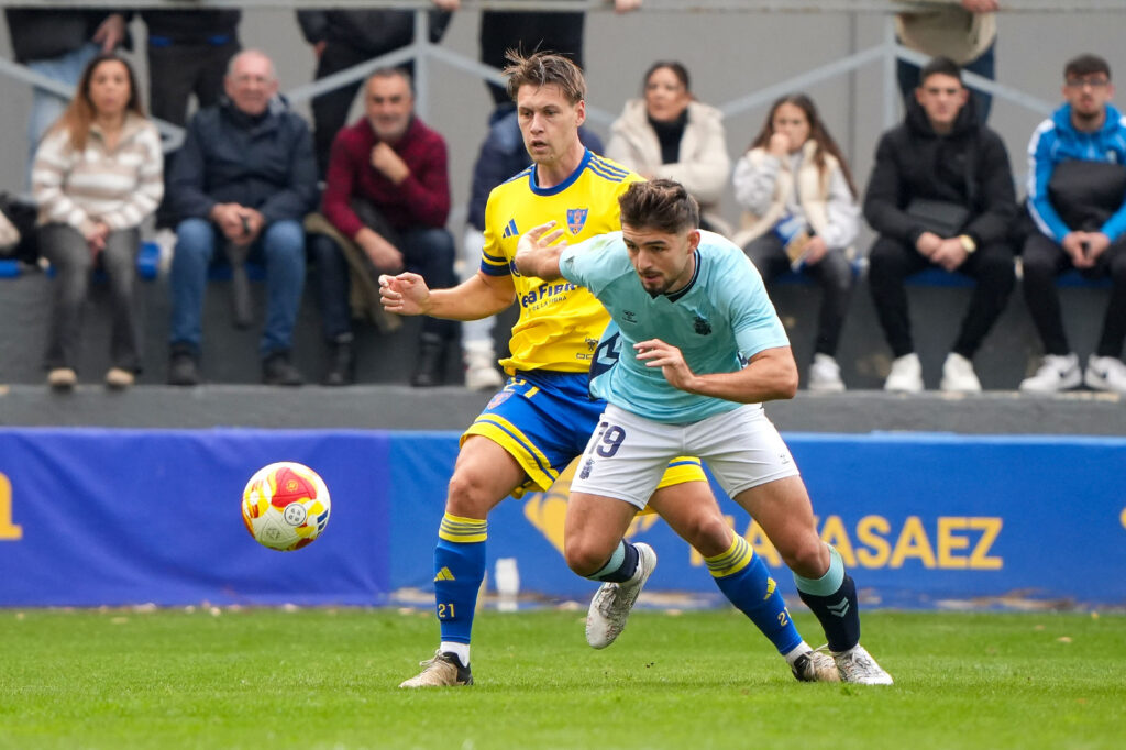 Las Palmas Atlético no pudo puntuar en su visita al Orihuela en Alicante a pesar de los dos goles de Elías Romero. Vea las mejores fotos de Cris Ripoll para udlaspalmas.NET.