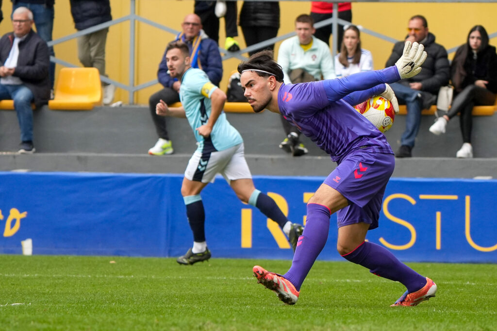 Las Palmas Atlético no pudo puntuar en su visita al Orihuela en Alicante a pesar de los dos goles de Elías Romero. Vea las mejores fotos de Cris Ripoll para udlaspalmas.NET.