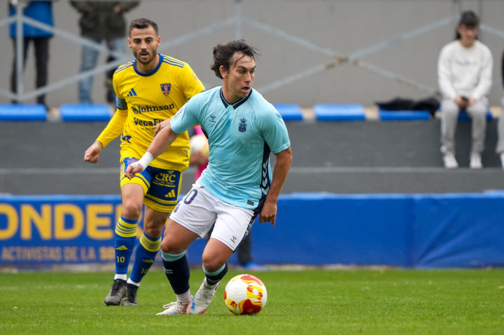 Las Palmas Atlético no pudo puntuar en su visita al Orihuela en Alicante a pesar de los dos goles de Elías Romero. Vea las mejores fotos de Cris Ripoll para udlaspalmas.NET.