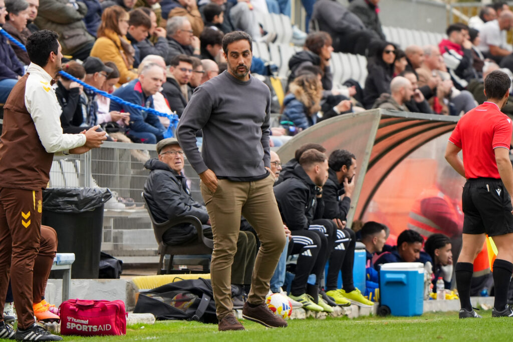 Las Palmas Atlético no pudo puntuar en su visita al Orihuela en Alicante a pesar de los dos goles de Elías Romero. Vea las mejores fotos de Cris Ripoll para udlaspalmas.NET.