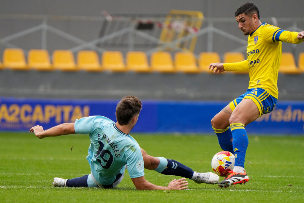 Las Palmas Atlético no pudo puntuar en su visita al Orihuela en Alicante a pesar de los dos goles de Elías Romero. Vea las mejores fotos de Cris Ripoll para udlaspalmas.NET.