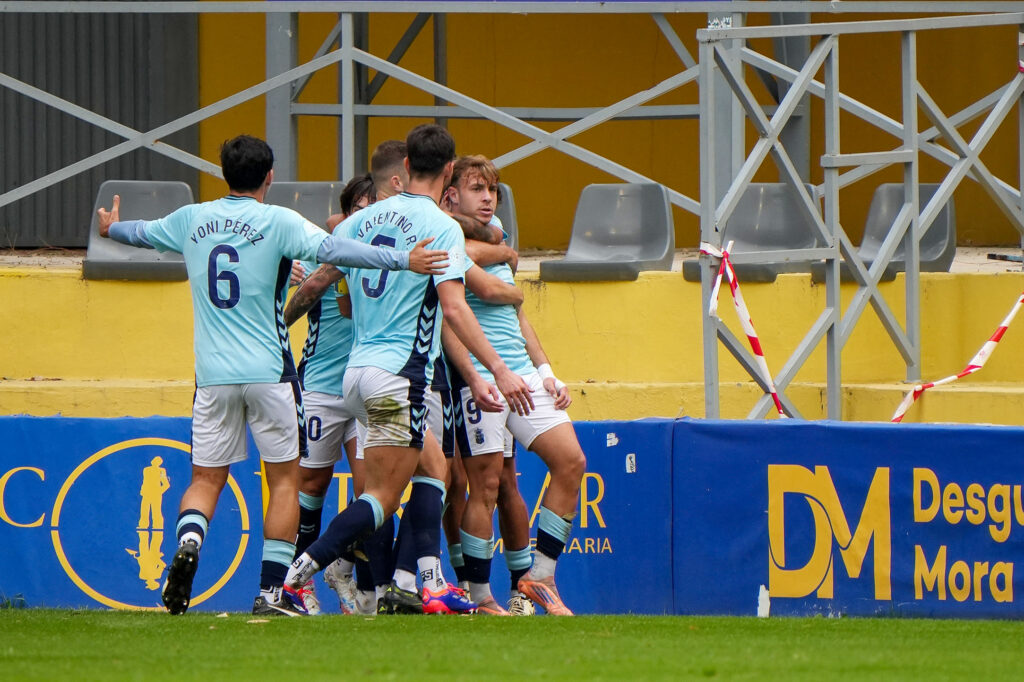 Las Palmas Atlético no pudo puntuar en su visita al Orihuela en Alicante a pesar de los dos goles de Elías Romero. Vea las mejores fotos de Cris Ripoll para udlaspalmas.NET.
