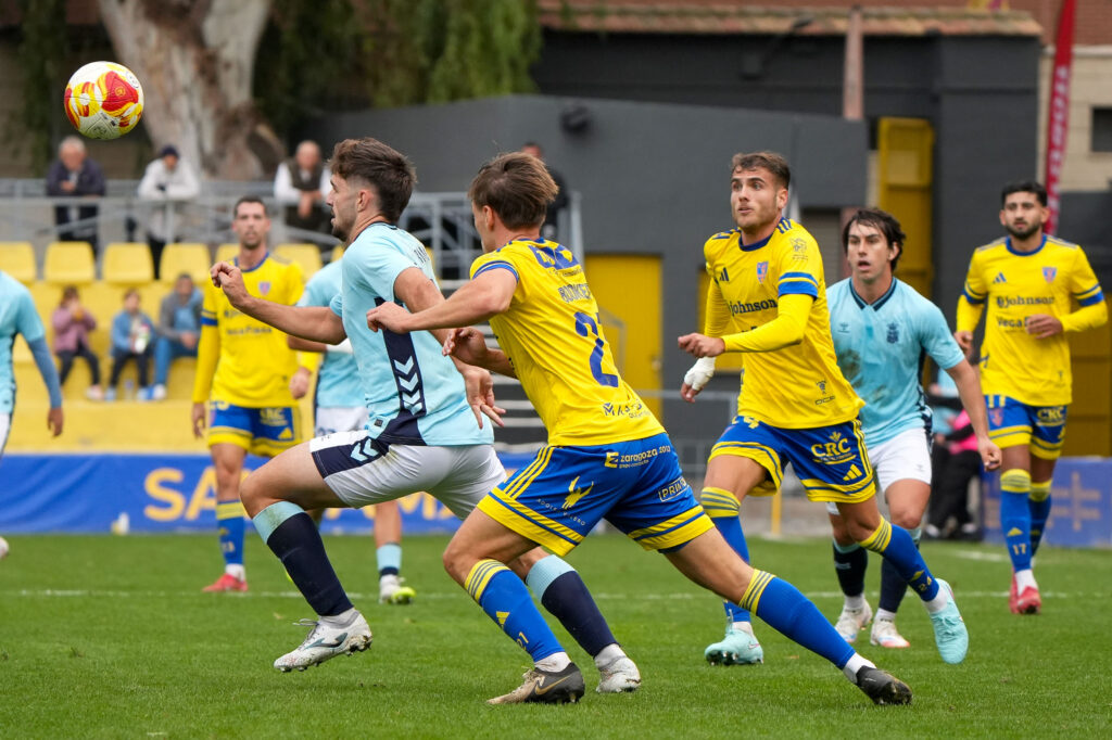 Las Palmas Atlético no pudo puntuar en su visita al Orihuela en Alicante a pesar de los dos goles de Elías Romero. Vea las mejores fotos de Cris Ripoll para udlaspalmas.NET.