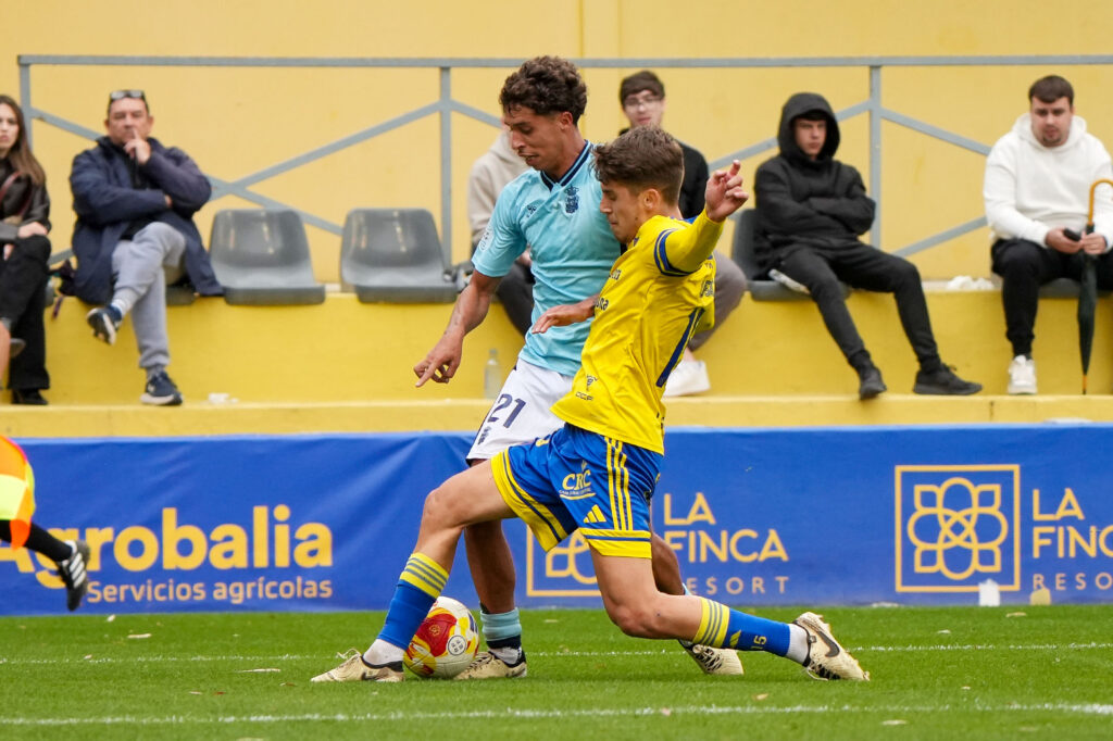 Las Palmas Atlético no pudo puntuar en su visita al Orihuela en Alicante a pesar de los dos goles de Elías Romero. Vea las mejores fotos de Cris Ripoll para udlaspalmas.NET.