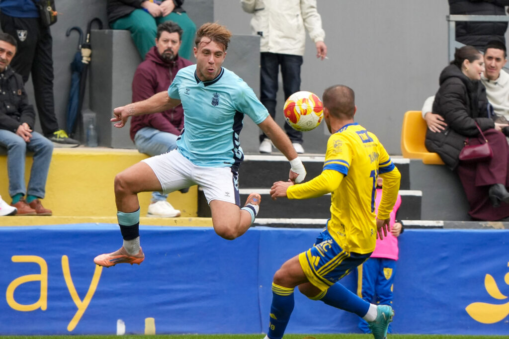 Las Palmas Atlético no pudo puntuar en su visita al Orihuela en Alicante a pesar de los dos goles de Elías Romero. Vea las mejores fotos de Cris Ripoll para udlaspalmas.NET.
