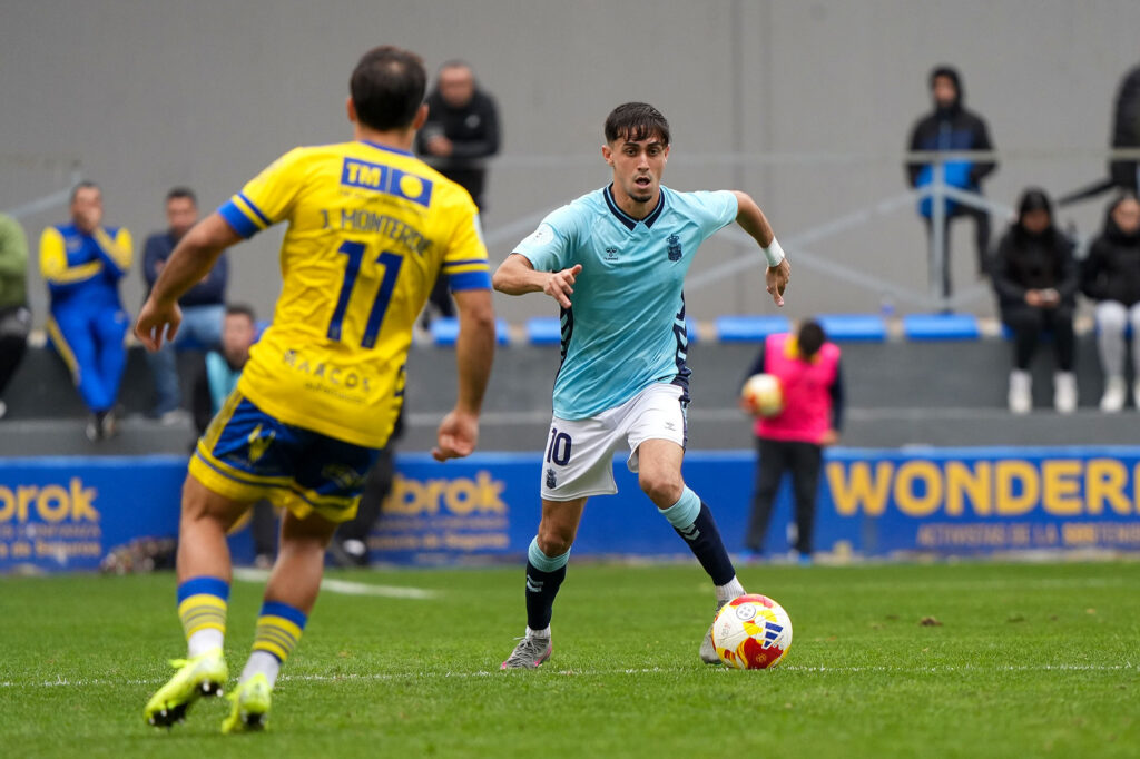 Las Palmas Atlético no pudo puntuar en su visita al Orihuela en Alicante a pesar de los dos goles de Elías Romero. Vea las mejores fotos de Cris Ripoll para udlaspalmas.NET.