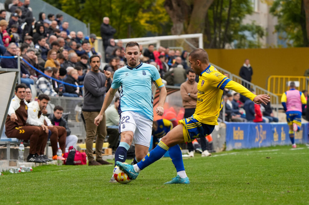 Las Palmas Atlético no pudo puntuar en su visita al Orihuela en Alicante a pesar de los dos goles de Elías Romero. Vea las mejores fotos de Cris Ripoll para udlaspalmas.NET.