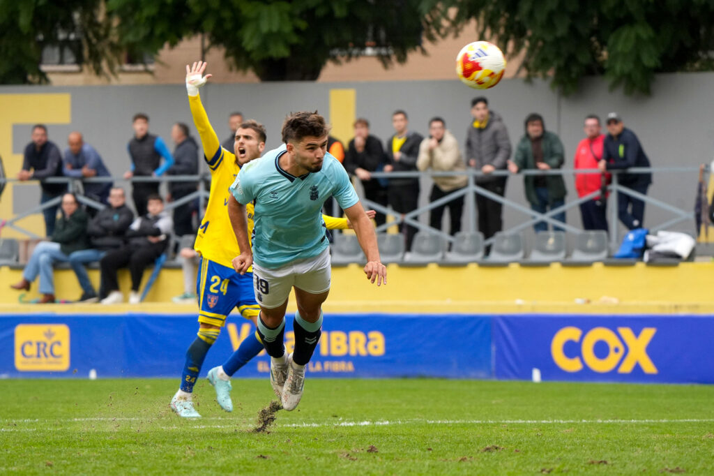 Las Palmas Atlético no pudo puntuar en su visita al Orihuela en Alicante a pesar de los dos goles de Elías Romero. Vea las mejores fotos de Cris Ripoll para udlaspalmas.NET.